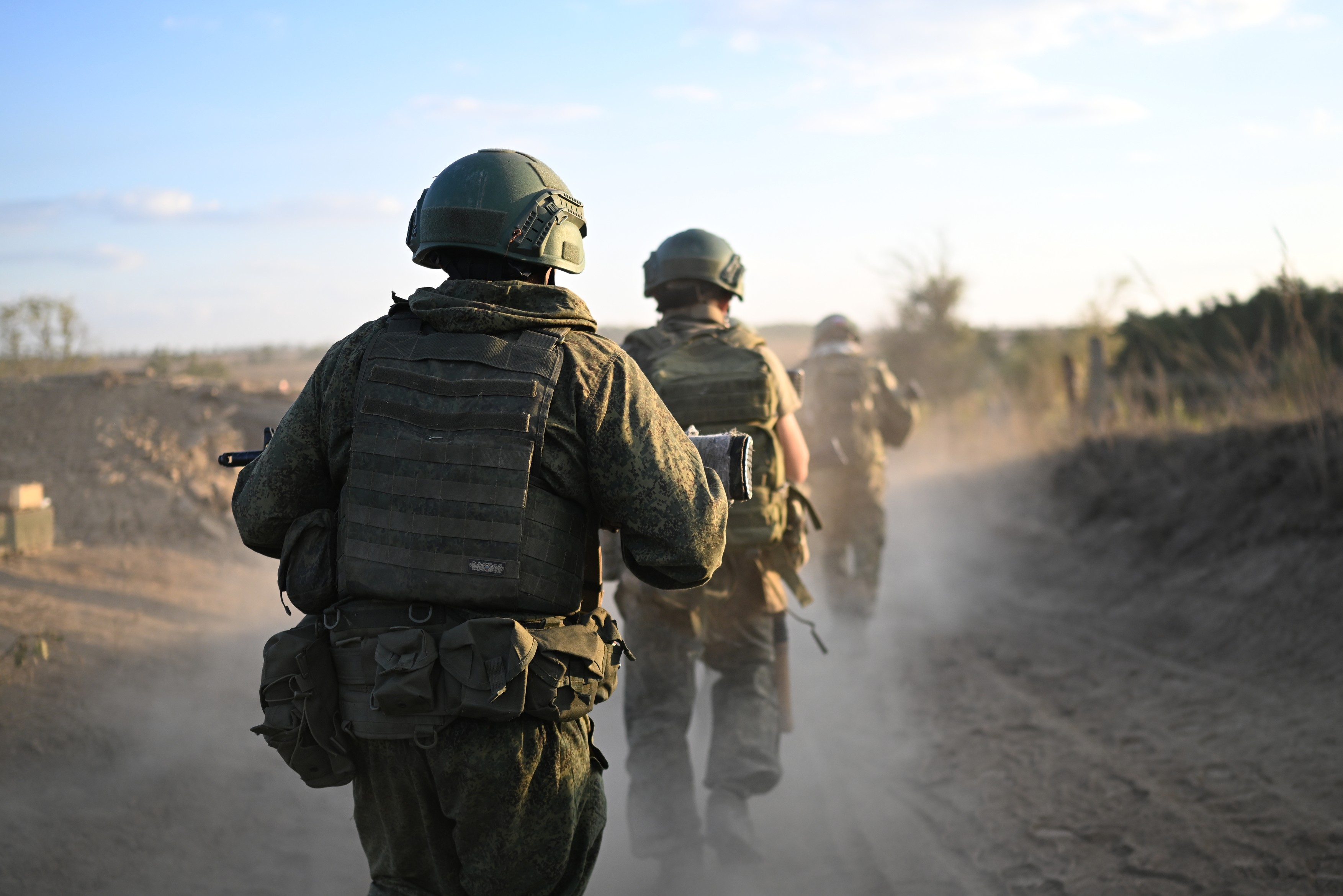 La fiecare 700 de militari eliminați într-o zi de ucraineni, rușii vin cu alți 1000. Londra: „Rusia e capabilă să absoarbă pierderile”