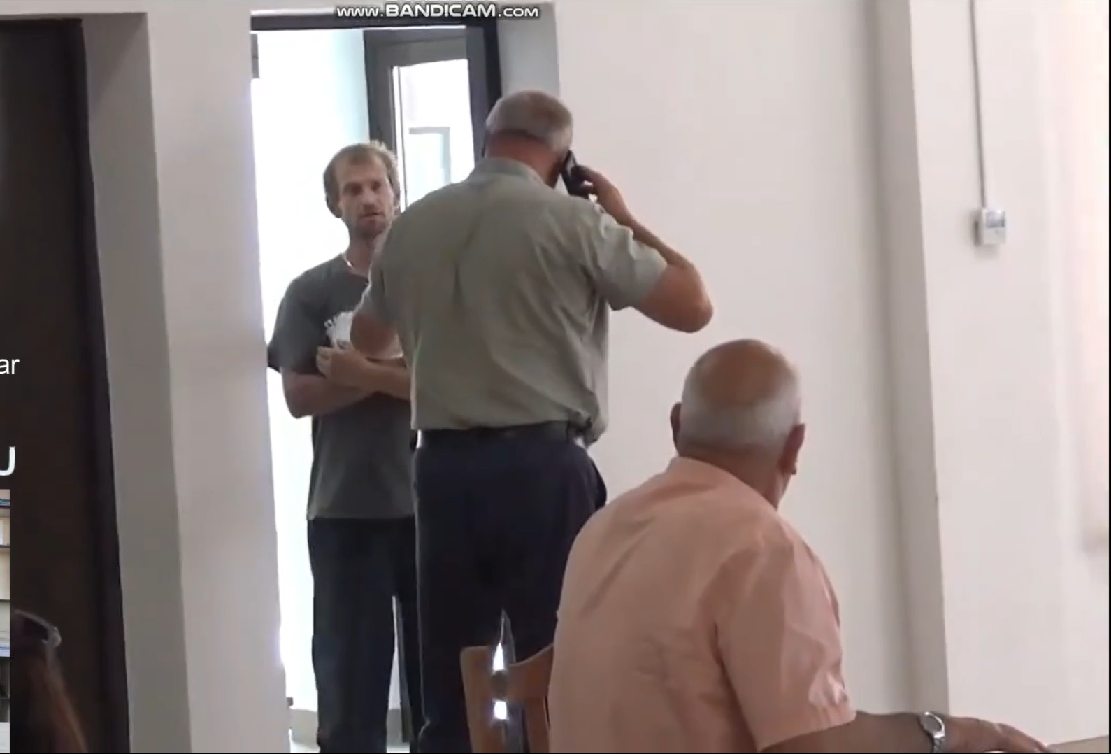 Reacție halucinantă a unui primar din Bacău. Împinge și jignește un bărbat cu HIV: „Are SIDA, se ia!”