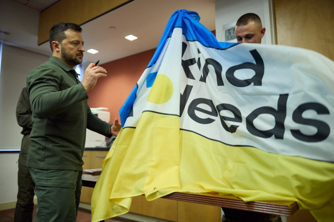 Le président ukrainien Volodymyr Zelensky rencontre les soldats ukrainiens blessés à l'hôpital universitaire de Staten Island à New York