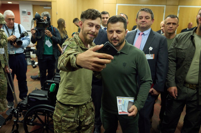 Le président ukrainien Volodymyr Zelensky rencontre les soldats ukrainiens blessés à l'hôpital universitaire de Staten Island à New York