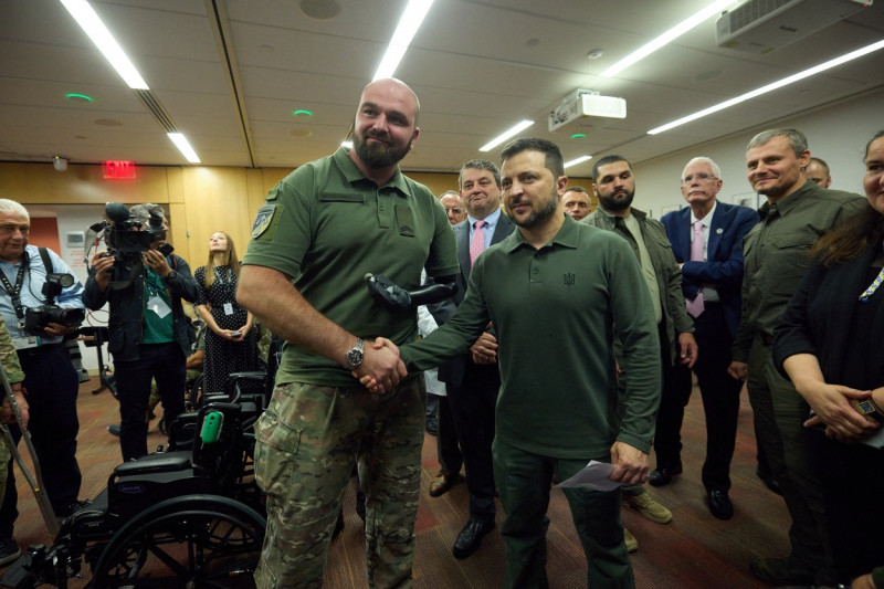 Le président ukrainien Volodymyr Zelensky rencontre les soldats ukrainiens blessés à l'hôpital universitaire de Staten Island à New York