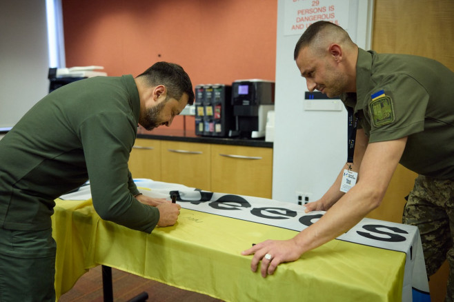 Le président ukrainien Volodymyr Zelensky rencontre les soldats ukrainiens blessés à l'hôpital universitaire de Staten Island à New York