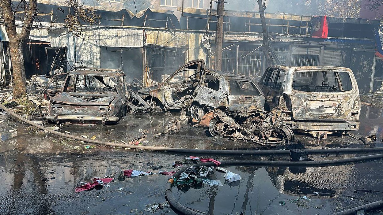 NYT: Explozia care a ucis 16 oameni într-o piață din Kostiantinivka a fost cauzată de o rachetă ucraineană rătăcită. Reacția Kievului