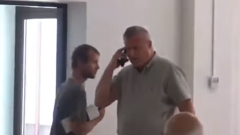 un primar vorbeste la telefon