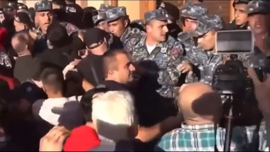 oameni și polițiști, busculadă la Erevan