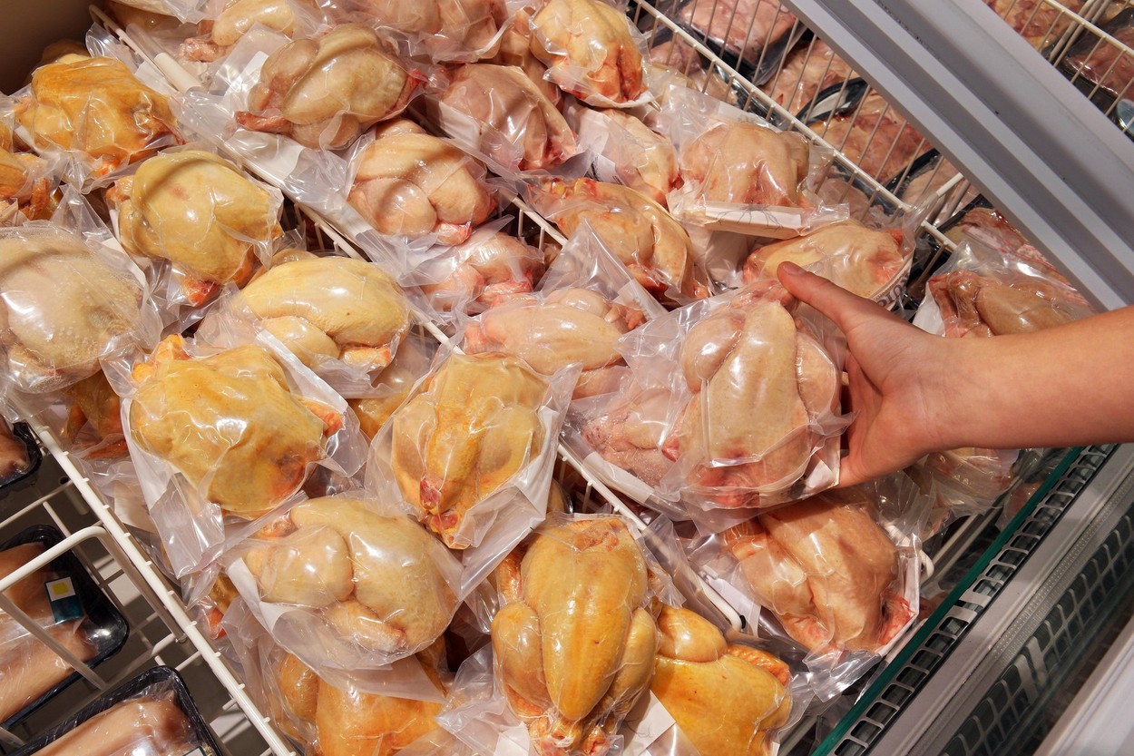 Pui cu salmonella provenit din Ungaria și Polonia și ferme din România, retras de pe piață. Ce spune ANPC despre „puiul vopsit”