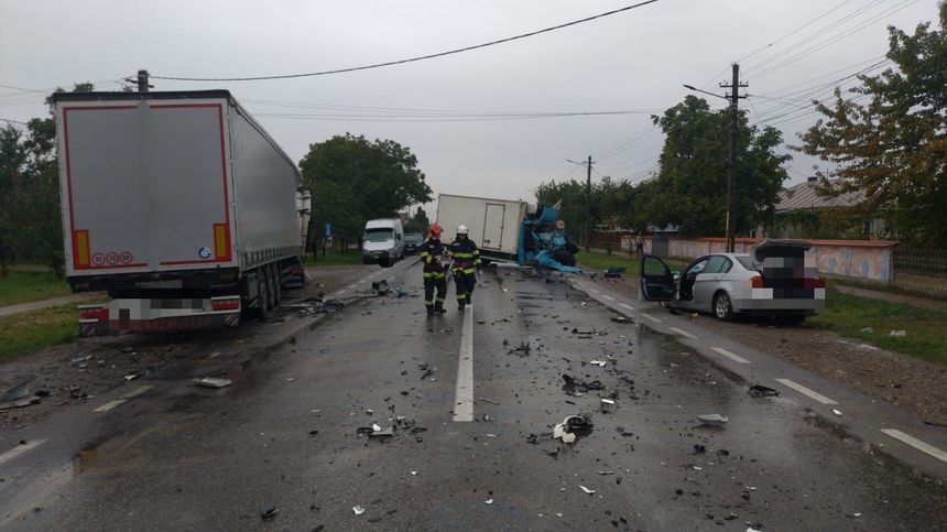Accident grav între un TIR, două autoutilitare și o mașină, în Neamț: O fată de 16 ani a murit, alte patru persoane au fost rănite