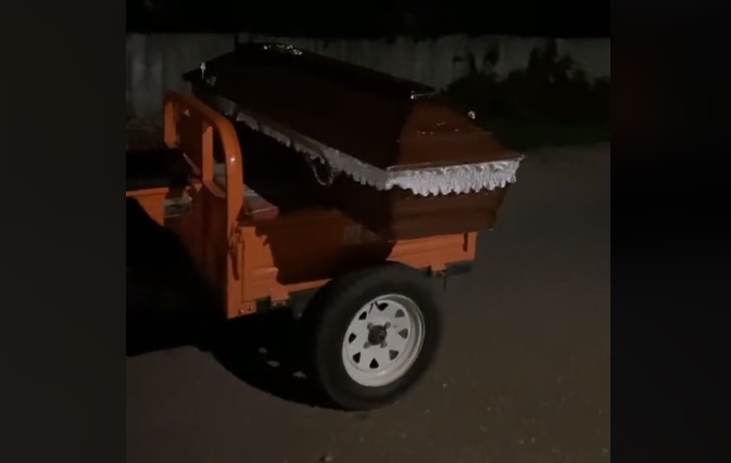 VIDEO Un bărbat din Vaslui și-ar fi ucis unchiul, apoi l-a pus în sicriu și l-a dus cu un utilaj agricol la preot, să-l înmormânteze