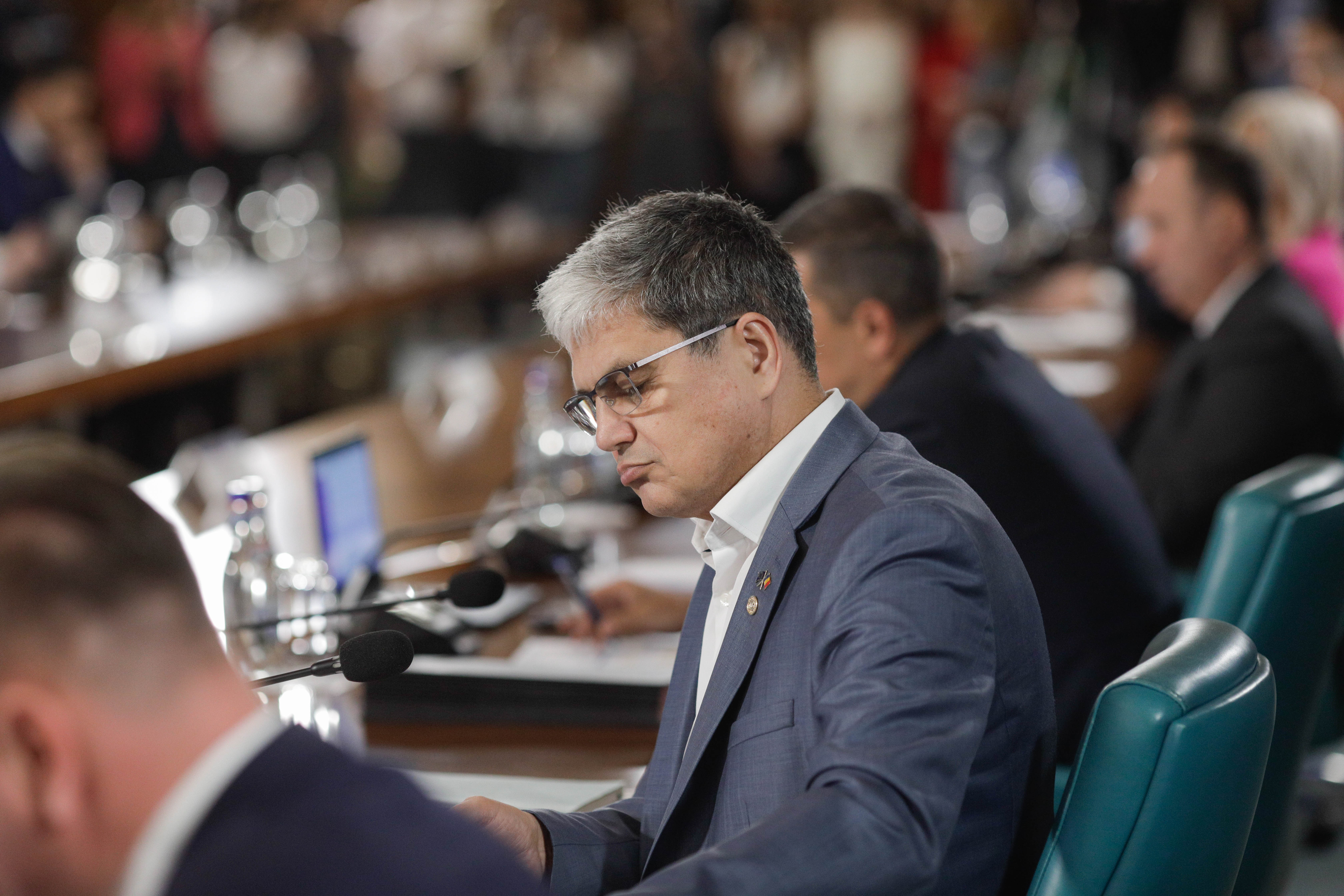 Marcel Boloș spune că noile măsuri fiscale protejează populația și mediul de afaceri. Deficitul bugetar nu va depăși 5,5% din PIB