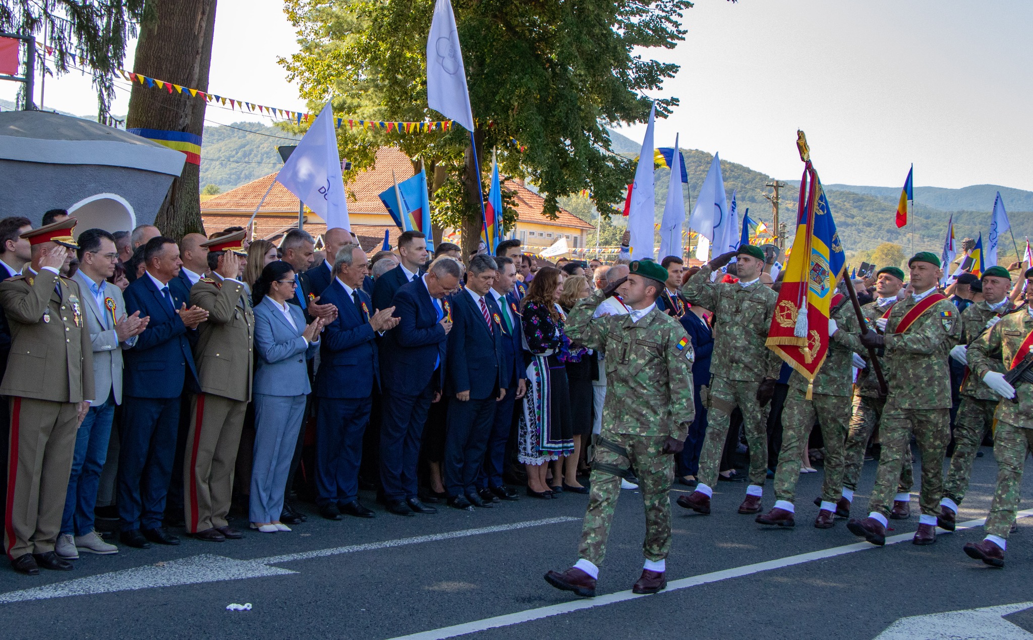 Liderii din Coaliție și AUR s-au întâlnit la Serbările Naţionale de la Ţebea. Unii politicieni au fost huiduiți