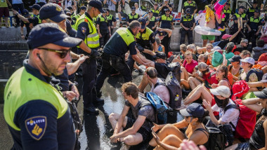 THE HAGUE - The police are starting to remove climate activists from Extinction Rebellion who are blocking the Utrechtsebaan on the A12 in The Hague. The demonstrators believe that the government should immediately stop granting fossil subsidies. The acti