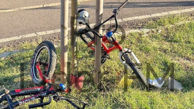 biciclete copii cazute pe iarba