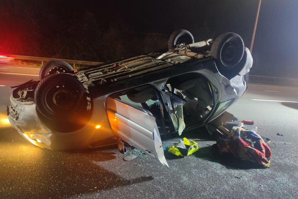Un român din Belgia s-a urcat atât de beat la volan încât a adormit cu capul în jos după ce a făcut accident și s-a răsturnat cu mașina