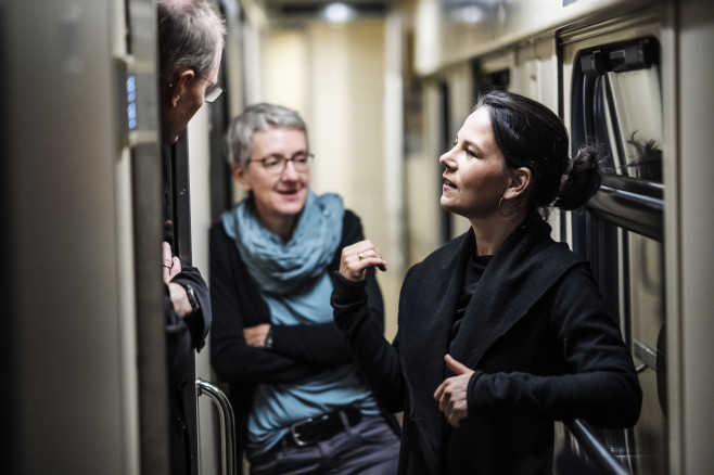 Annalena Baerbock (Buendnis 90/Die Gruenen), Bundesaussenministerin im Nachtzug von Medyka (Polen) nach Kiew - aufgenomm