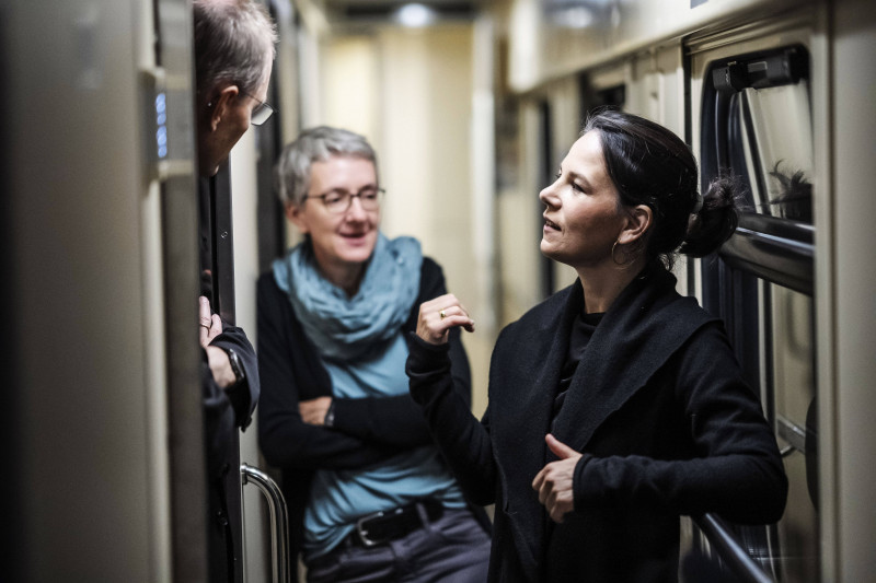 Annalena Baerbock (Buendnis 90/Die Gruenen), Bundesaussenministerin im Nachtzug von Medyka (Polen) nach Kiew - aufgenomm