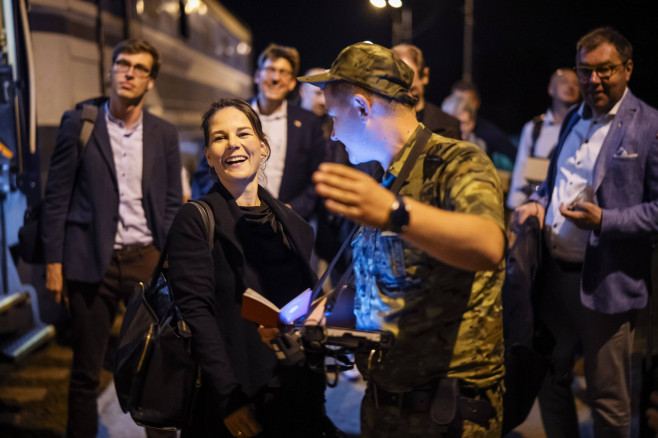 Annalena Baerbock (Buendnis 90/Die Gruenen), Bundesaussenministerin erreicht den Bahnhof Medyka/Polen um dort den Nachtz