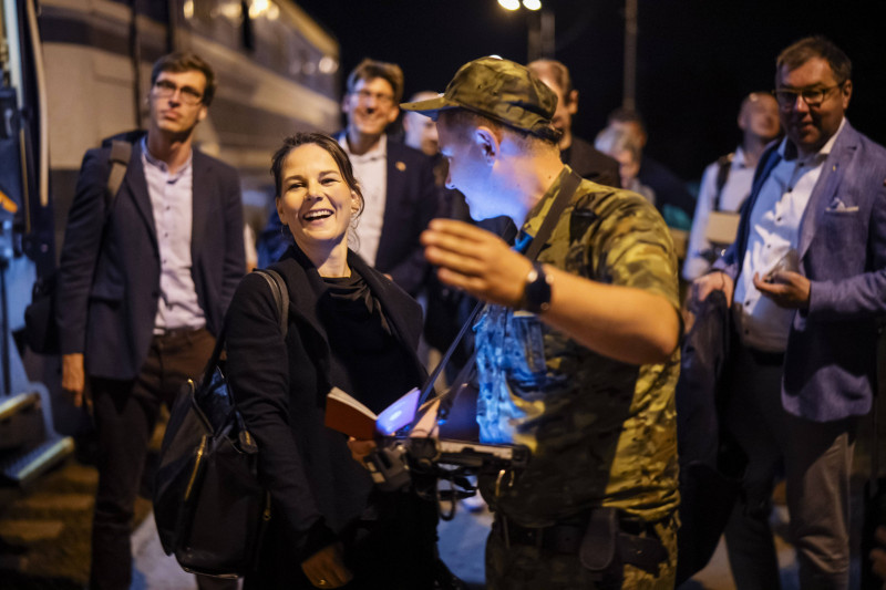 Annalena Baerbock (Buendnis 90/Die Gruenen), Bundesaussenministerin erreicht den Bahnhof Medyka/Polen um dort den Nachtz