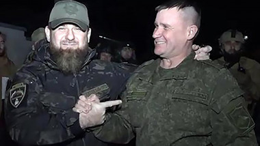 Ramzan Kadîrov dă mâna cu generalul rus Andrei Mordvicev