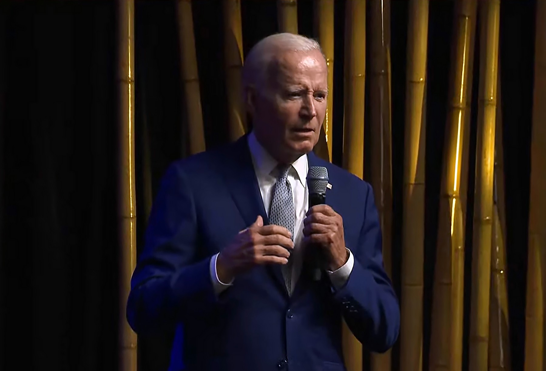 VIDEO Moment stânjenitor pentru Joe Biden: I-a fost tăiat microfonul, după ce a început să se bâlbâie în timpul discursului din Vietnam