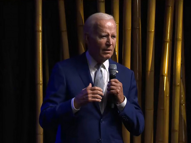 VIDEO Momento imbarazzante per Joe Biden: gli è stato tagliato il microfono dopo aver iniziato a balbettare durante il discorso in Vietnam