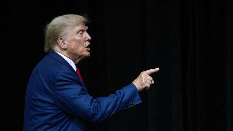 Donald Trump arată cu degetul