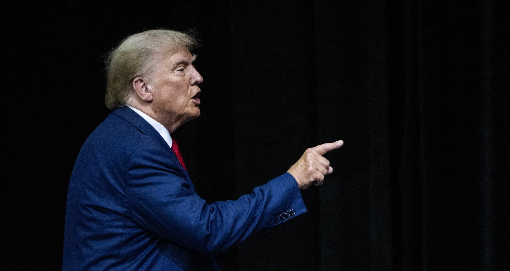 Trump amenință că va fi un dictator în prima zi după ce va reveni la Casa Albă. „Închidem granița și forăm, forăm, forăm”