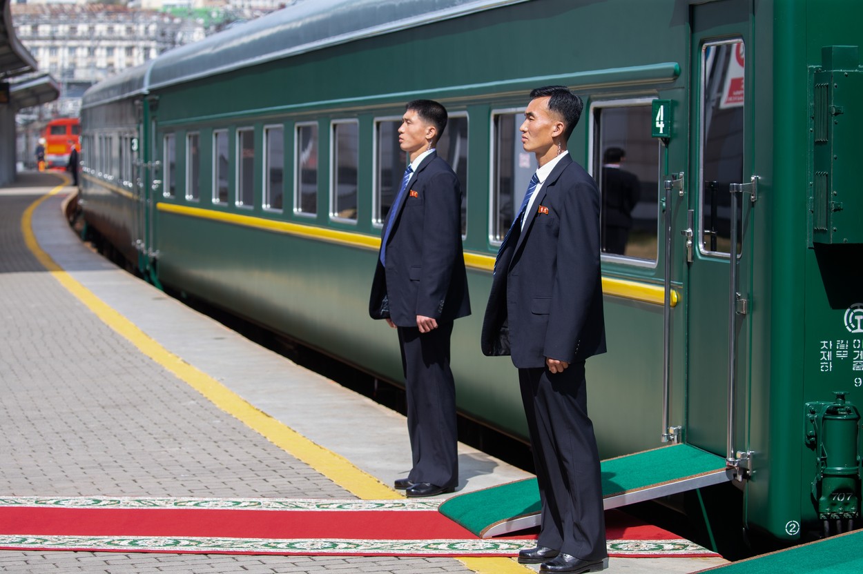 Cum arată trenul cu care Kim Jong Un a mers în Rusia: foarte luxos, puternic blindat, dar extrem de lent