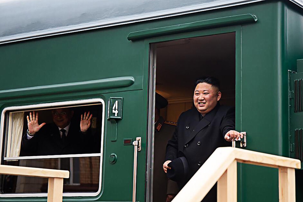Kim Jong Un a ajuns în Rusia. E însoțit de oficiali din industria de armament şi din armată, precum şi de ministrul de externe