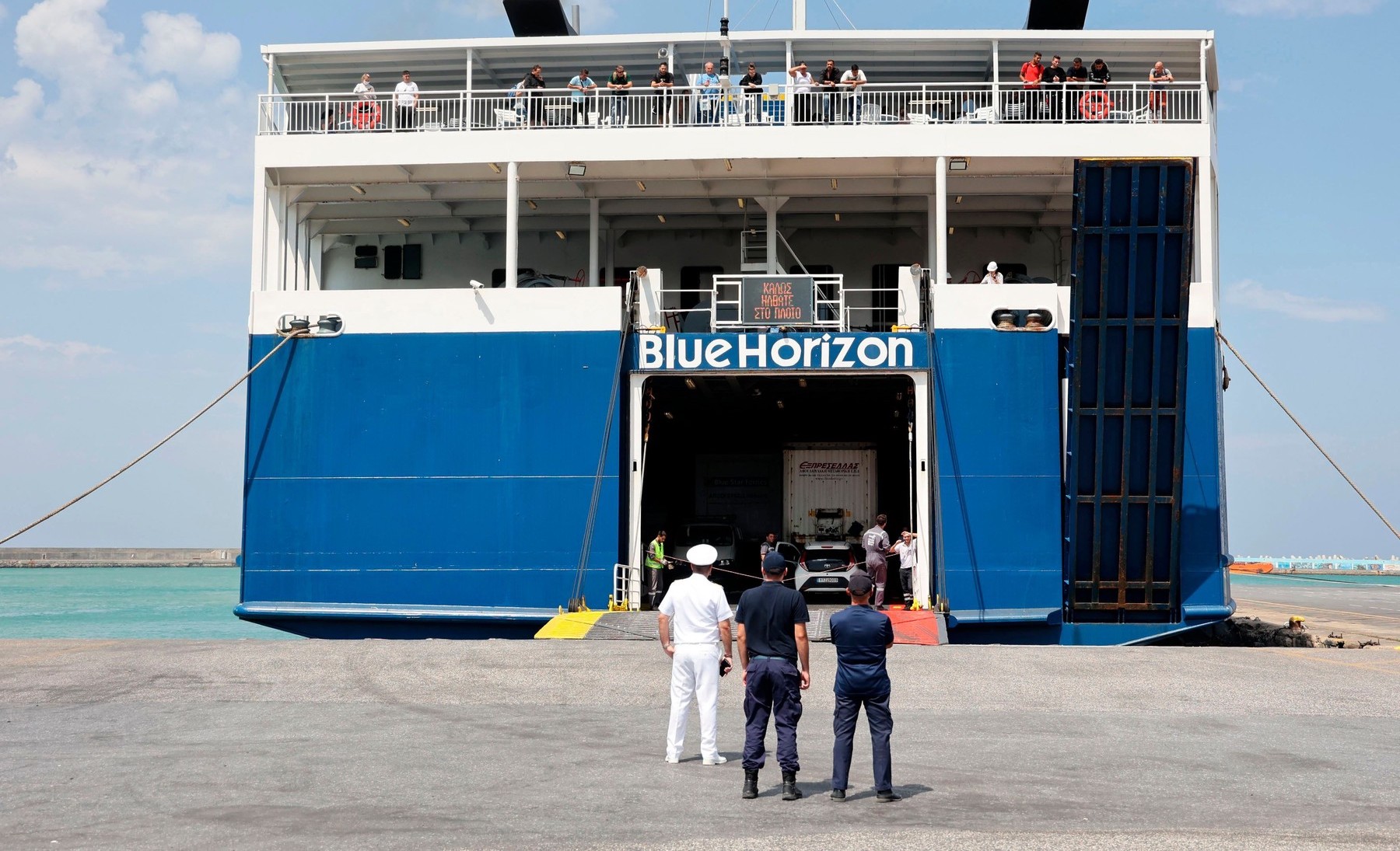 Un ministru din Grecia și-a dat demisia după ce pasagerul unui feribot a fost aruncat în mare și a murit