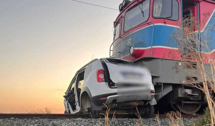 Trei morţi şi un rănit după ce un autoturism a fost lovit de un tren de marfă