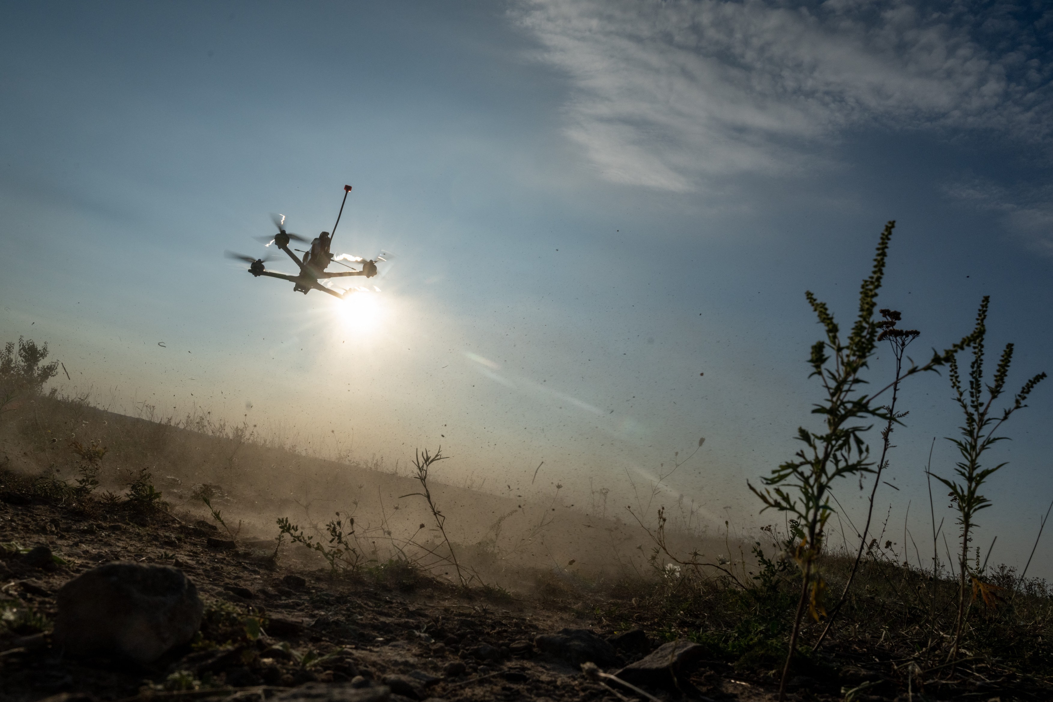 „Ne vânează, ne vânează! Unde naiba e?” Cum arată „la firul ierbii” un atac al unei drone ucrainene, filmat de un soldat rus