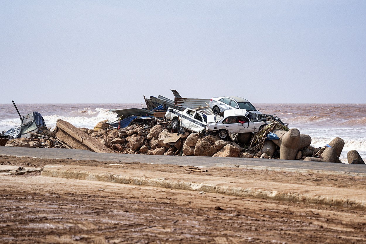 „Au fost târâți de ape şi duși în mare”. Autoritățile din Libia spun că cel puțin 2.000 de oameni ar fi murit în urma inundațiilor