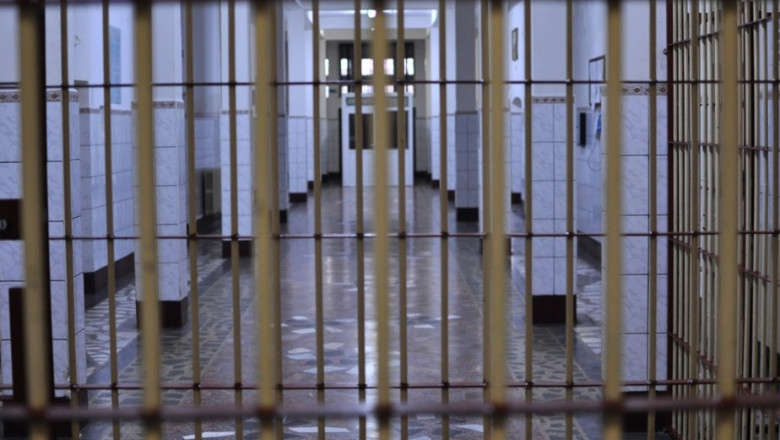 Deţinut găsit spânzurat în baie, la Penitenciarul de Maximă Siguranţă Gherla. A fost deschis dosar pentru omor