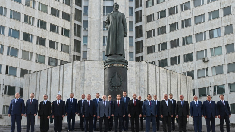 politicieni rusi langa statuia lui Felix Dzerjinski