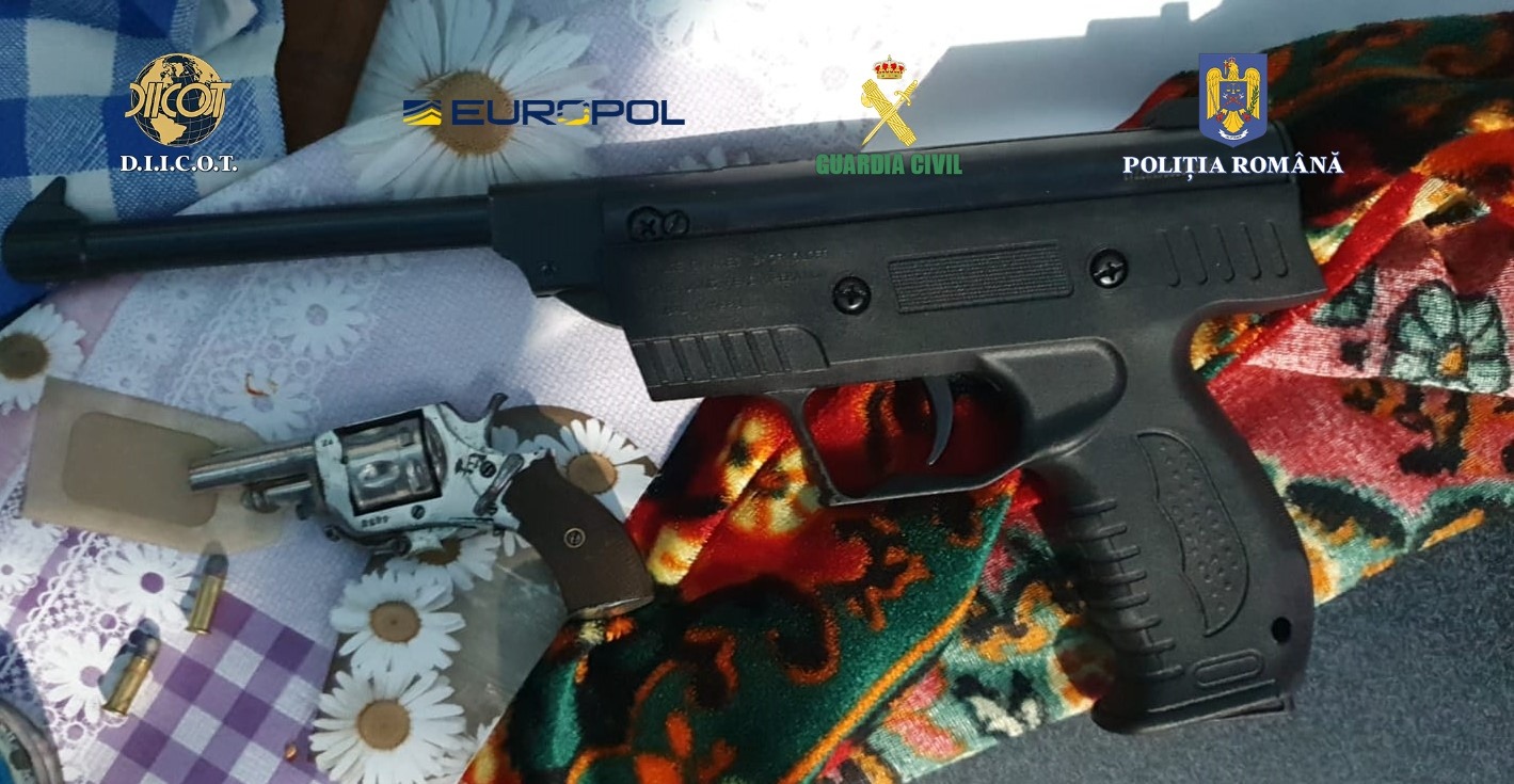 Percheziții de amploare la o grupare care ar fi introdus în România arme furate din Spania