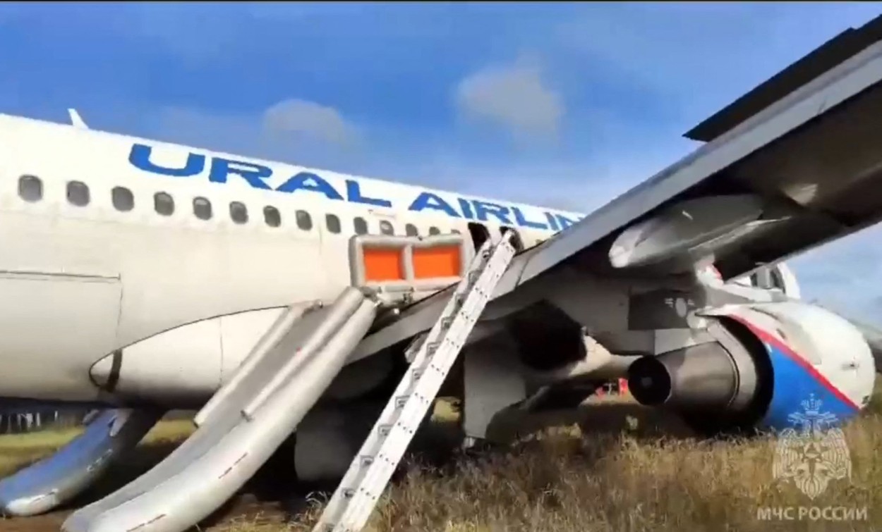 Un Airbus A320 care zbura de la Soci a aterizat de urgență pe o pajiște din Siberia