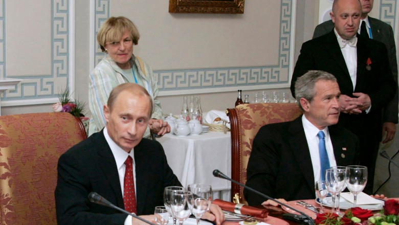Evgheni Prigojin stă în spatele lui George W. Bush. Fotografie din 2006.