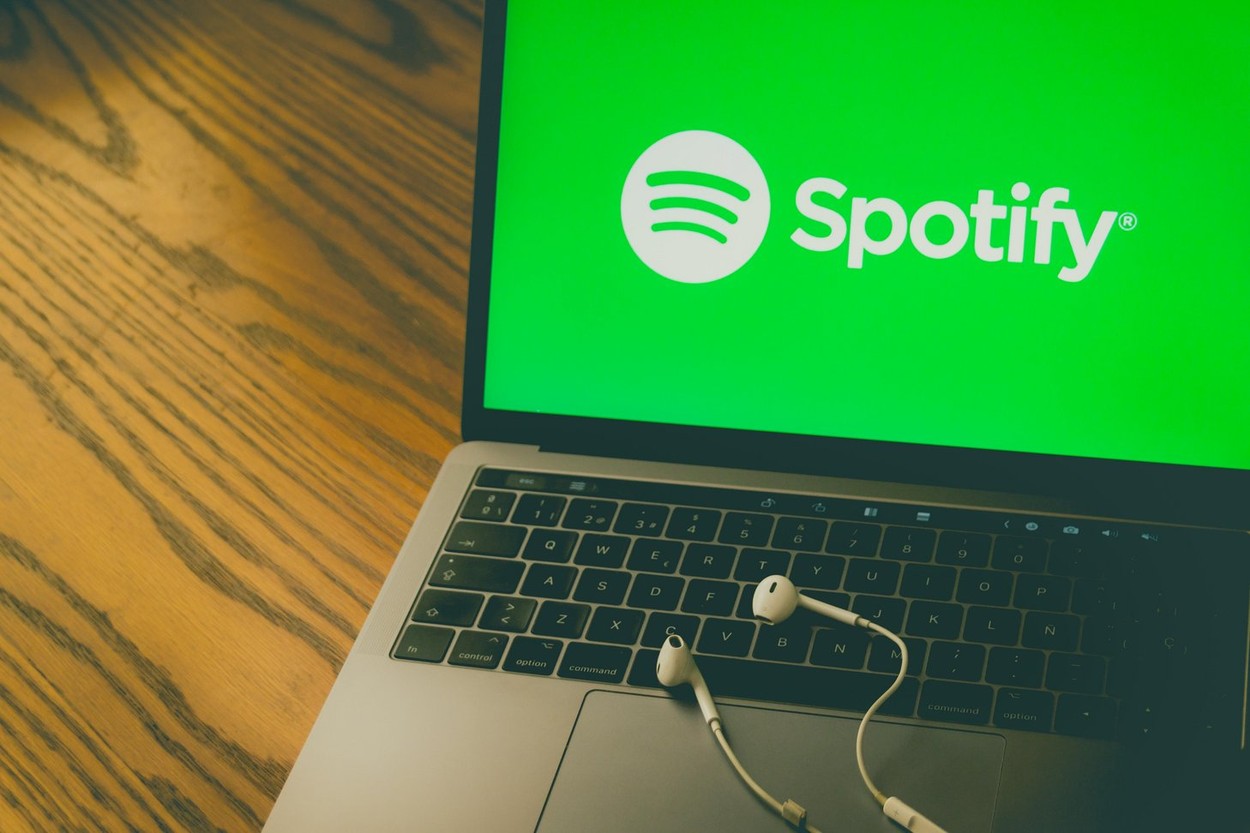 „Trucul de 30 de secunde cu care te îmbogățești” pe Spotify. Compania neagă: „Nu așa funcționează sistemul”
