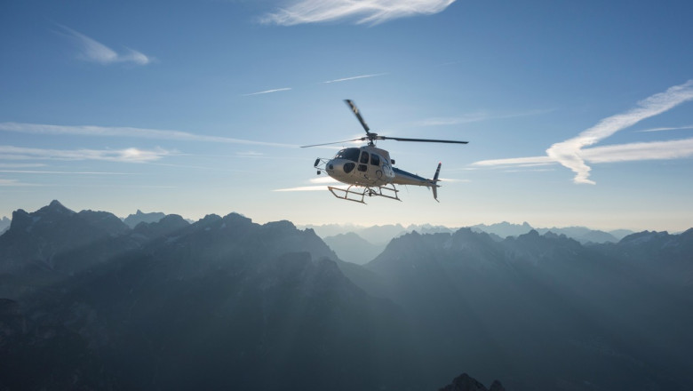 elicopter in zbor in zona montana