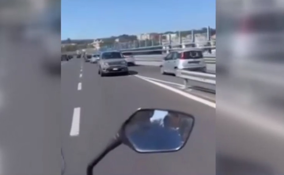 VIDEO O mașină plină cu români merge cu viteză, în marșarier, pe o autostradă din Napoli