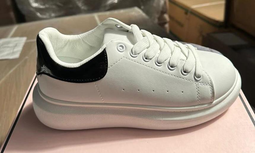 Pantofi sport contrafăcuți Alexander McQueen, confiscați în Portul Constanța. Marfa de 6,5 milioane de lei urma să ajungă în București