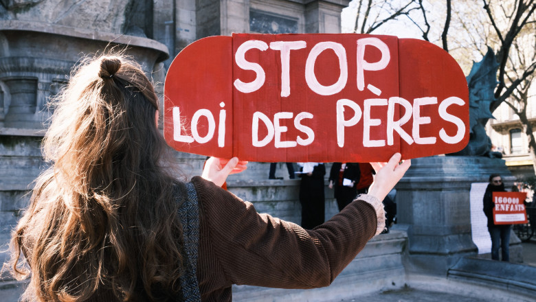 femeie ține o pancartă cu mesaj anti-incest în Franța