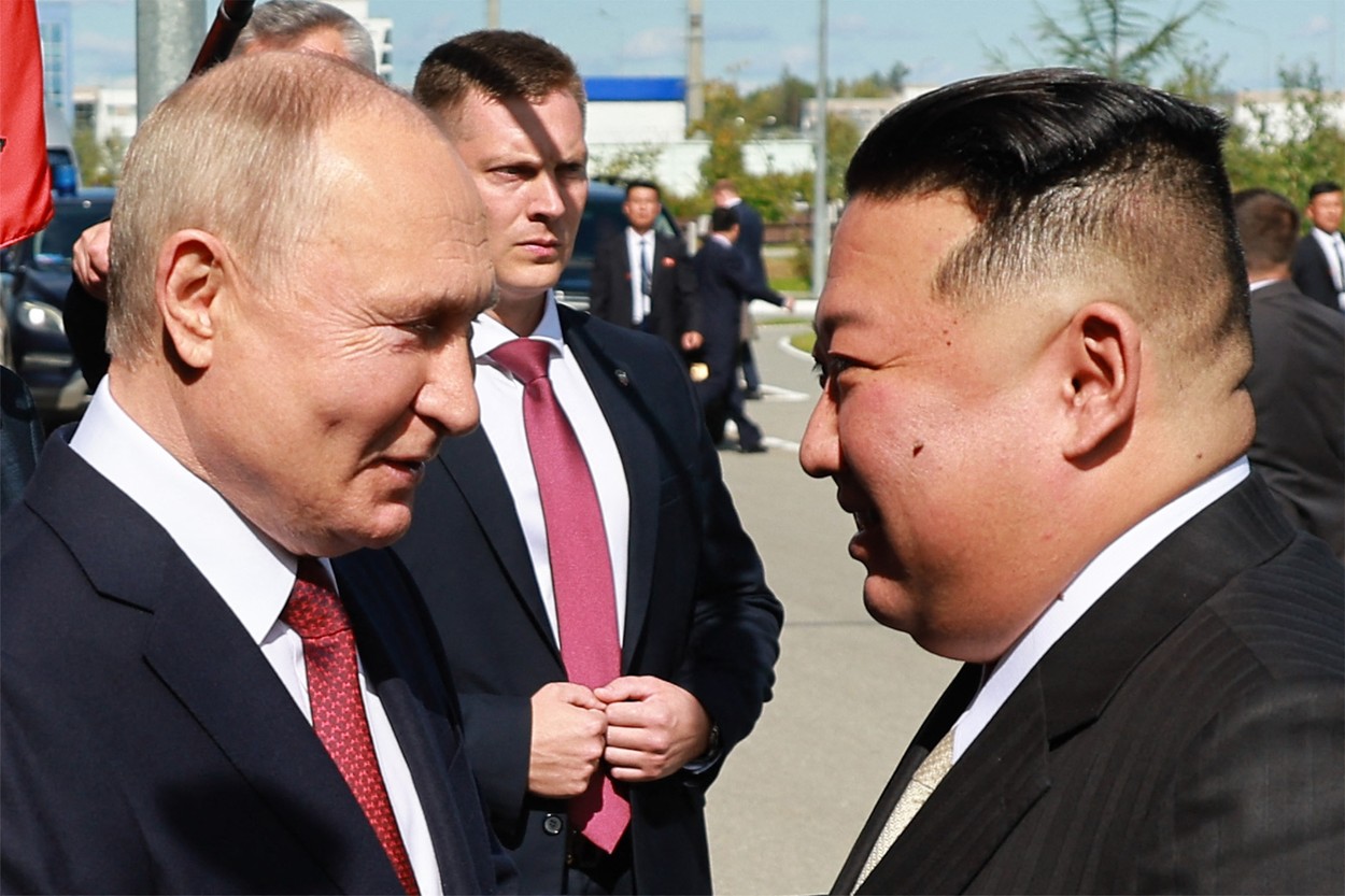 Momentul întâlnirii dintre Putin și Kim. Ce și-au spus cei doi după ce și-au strâns mâna 40 de secunde