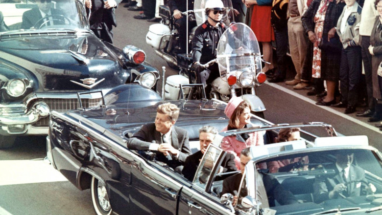 John F Kennedy, în mașină, cu câteva momente înainte să fie asasinat