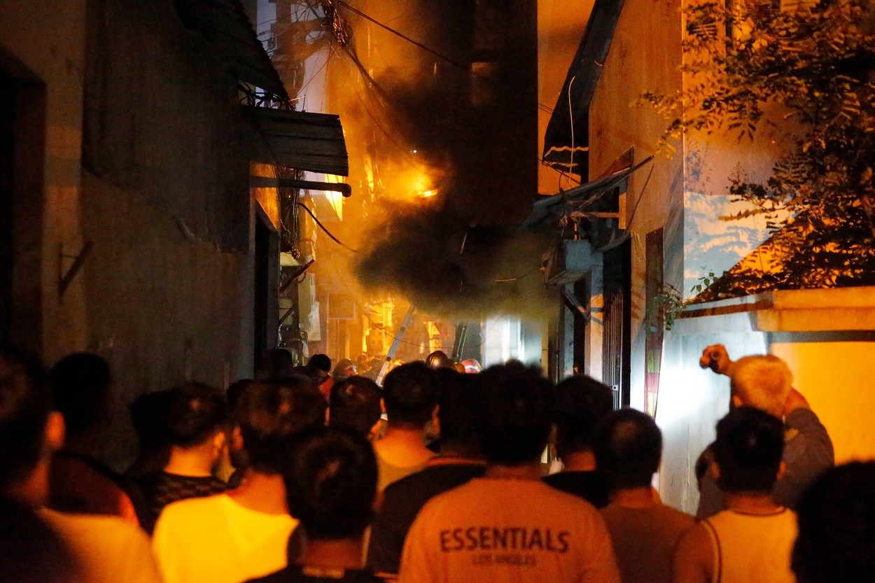30 de morți și 50 de răniți într-un incendiu izbucnit într-un bloc din Vietnam. Clădirea nu avea ieșire de urgență