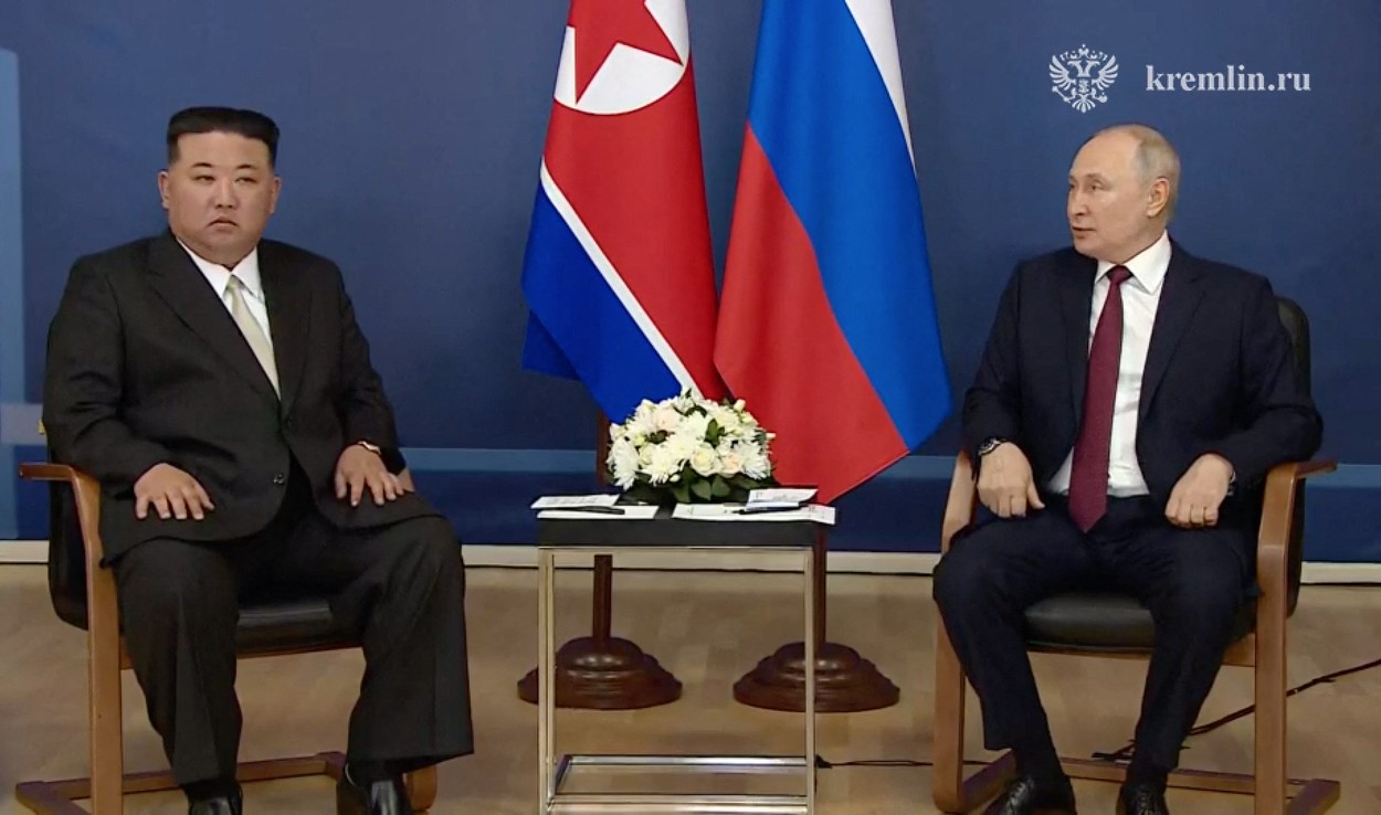 Putin l-a servit pe Kim cu ciorbă de cosaș de Amur. Oamenii liderului nord-coreean i-au verificat scaunul înainte de întâlnire