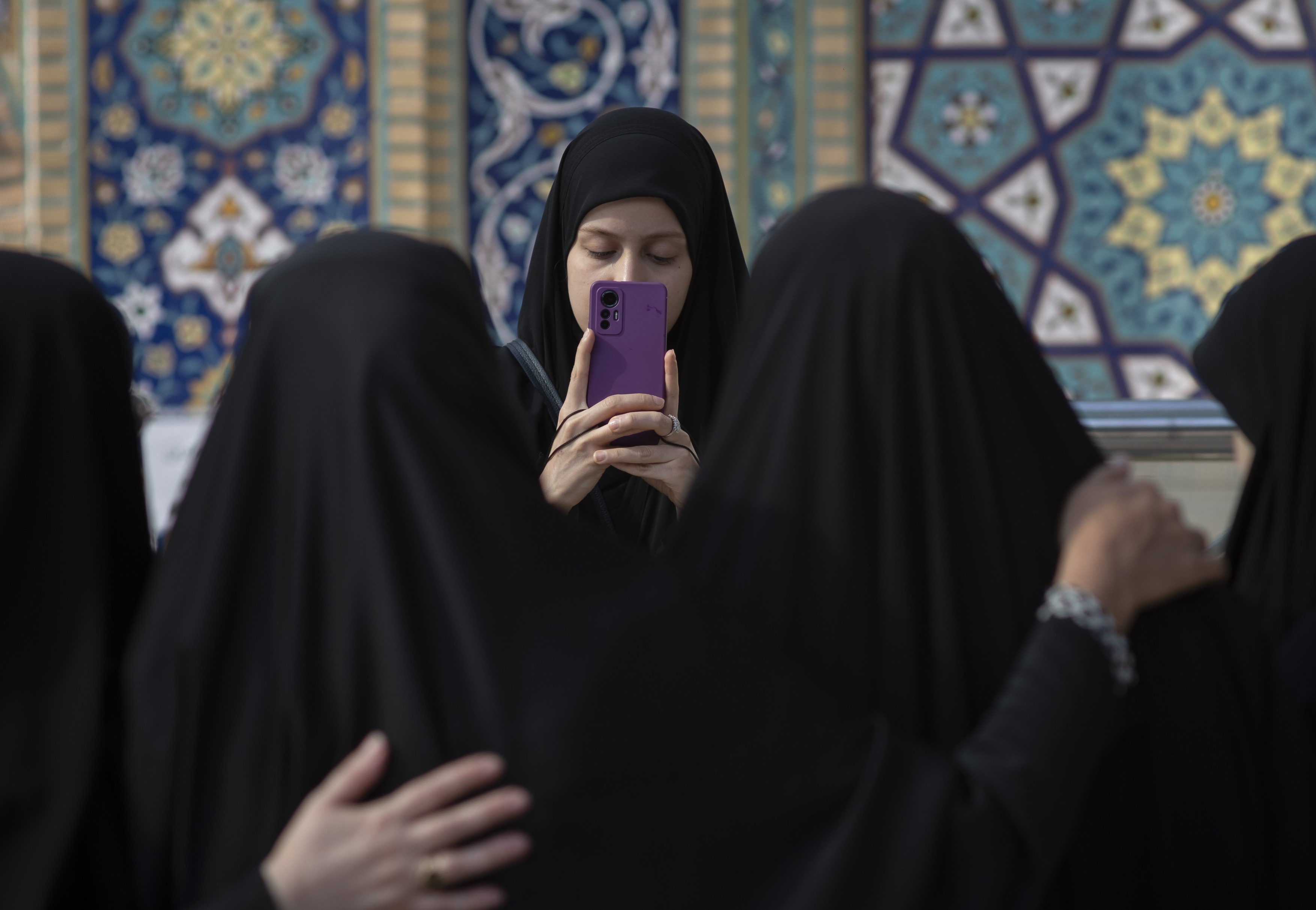 Femeile din Iran riscă până la 10 ani de închisoare dacă sfidează legea obligatorie a țării și nu poartă hijab
