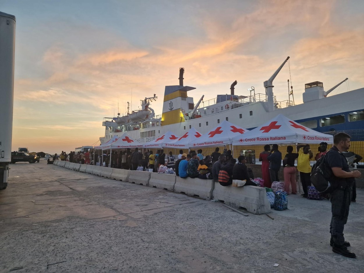„Nu am văzut niciodată așa ceva”. Haos în Italia, după ce 6.000 de migranți au debarcat pe o insulă. Poliția a intervenit cu scutierii