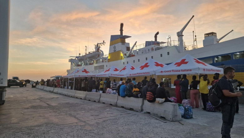 migranti pe insula lampedusa