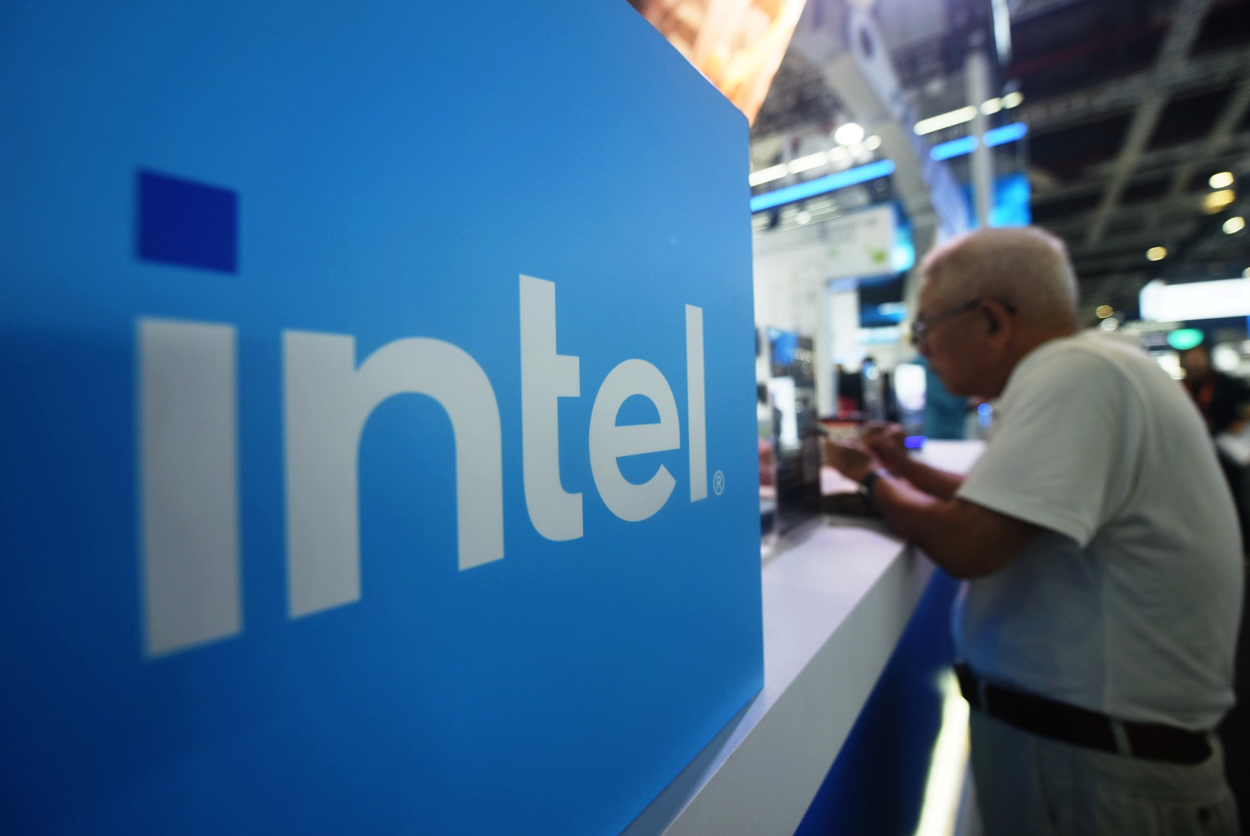 UE, amendă uriașă pentru Intel. Compania, obligată să plătească aproape 400 de milioane de euro